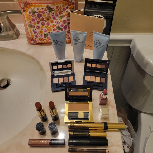 THE EXCLUSIVE BEAUTY DIARY : ESTÉE LAUDER HOLIDAY 2018  Estee Lauder lipsticks/lip gloss/eyeshadow/ bronzer/mascaras/makeup remover/bag